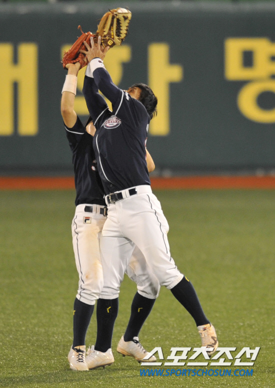 
	2010�� 10�� 7��

7�� �뱸���� ���� �λ�� �Ｚ�� �÷��̿��� 1�������� 4ȸ�� �Ｚ �Ÿ�ö�� Ÿ���� �߰߼� ������(������)�� ���ͼ� ������� �浹�ϸ� ��Ƴ��� �ִ�.

�뱸= ���� ���� kyungmin@sportschosun.com


