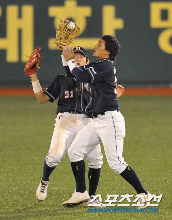 
	2010�� 10�� 7��

7�� �뱸���� ���� �λ�� �Ｚ�� �÷��̿��� 1�������� 4ȸ�� �Ｚ �Ÿ�ö�� Ÿ���� �߰߼� ������(������)�� ���ͼ� ������� �浹�ϸ� ��Ƴ��� �ִ�.

�뱸= ���� ���� kyungmin@sportschosun.com


