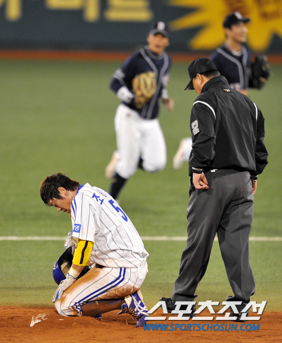 
	2010.10.7/

2010���ξ߱� PO 1���� �Ｚ���̿���-�λ꺣� ��Ⱑ 7�� �뱸�ùο�忡�� ���ȴ�. 5ȸ�� 1�� 2�翡�� �������� �������� ����Ÿ�� �ͷ����� ���ϰ� ���� �ƿ��ǰ� �ִ�. �ƽ���� 2�� ���̽��� ���� �ɾ� �ִ� ������.

�뱸=��������� songs@sportschosun.com


