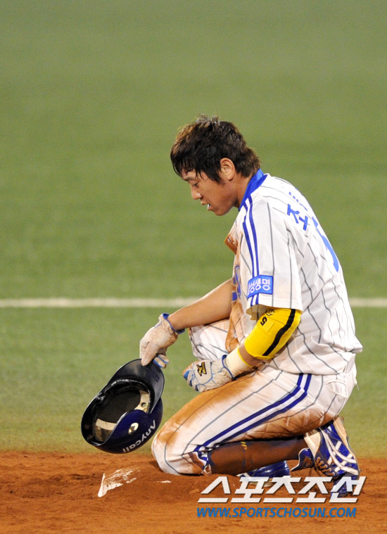 
	2010.10.7/

2010���ξ߱� PO 1���� �Ｚ���̿���-�λ꺣� ��Ⱑ 7�� �뱸�ùο�忡�� ���ȴ�. 5ȸ�� 1�� 2�翡�� �������� �������� ����Ÿ�� �ͷ����� ���ϰ� ���� �ƿ��ǰ� �ִ�. �ƽ���� 2�� ���̽��� ���� �ɾ� �ִ� ������.

�뱸=��������� songs@sportschosun.com


