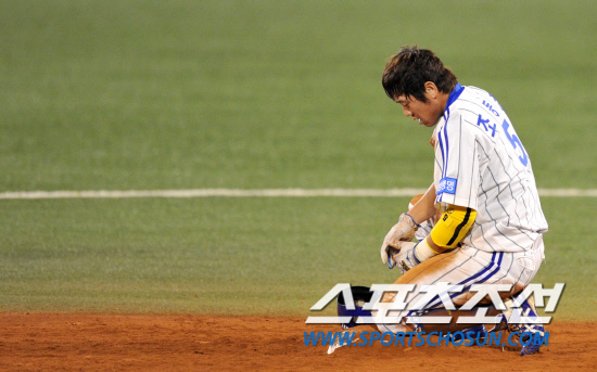 
	2010.10.7/

2010���ξ߱� PO 1���� �Ｚ���̿���-�λ꺣� ��Ⱑ 7�� �뱸�ùο�忡�� ���ȴ�. 5ȸ�� 1�� 2�翡�� �������� �������� ����Ÿ�� �ͷ����� ���ϰ� ���� �ƿ��ǰ� �ִ�. �ƽ���� 2�� ���̽��� ���� �ɾ� �ִ� ������.

�뱸=��������� songs@sportschosun.com


