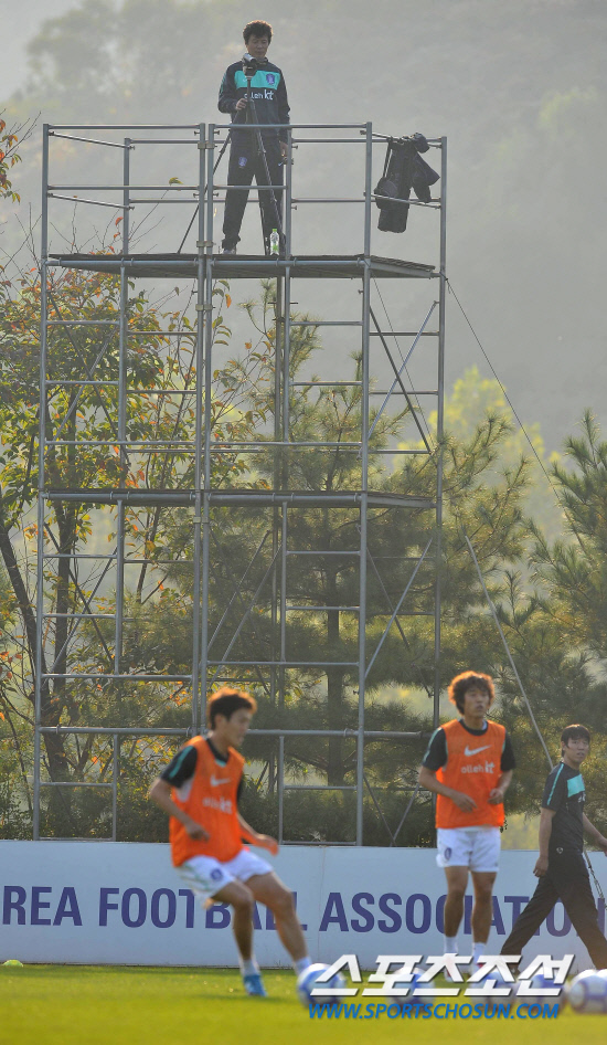 
	���������� 2010.10.07

�౸��ǥ�� ������Ͽ��� �ؿ��� ���� ù �Ʒ��� �׸���ó�� ���� �ٴϸ� ����ϰ� �ִ�. ���� 12�� �������� �յΰ� �����౸Ʈ���̴׼��Ϳ��� �ؿ��� 9���� ���� �����Ǿ� ù �Ʒ��� �ߴ�. 

����NFC=������ ���� young@sportschosun


