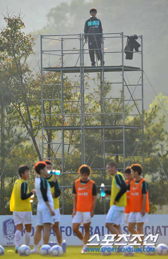 
	���������� 2010.10.07

�౸��ǥ�� ������Ͽ��� �ؿ��� ���� ù �Ʒ��� �׸���ó�� ���� �ٴϸ� ����ϰ� �ִ�. ���� 12�� �������� �յΰ� �����౸Ʈ���̴׼��Ϳ��� �ؿ��� 9���� ���� �����Ǿ� ù �Ʒ��� �ߴ�. 

����NFC=������ ���� young@sportschosun


