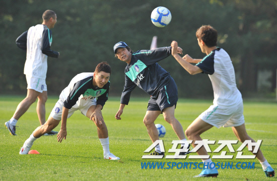 
	���������� 2010.10.07

���� 12�� �������� �յΰ� �����౸Ʈ���̴׼��Ϳ��� �ؿ��� 9���� ���� �����Ǿ� ù �Ʒ��� �ߴ�. ������,������ ����, ��û���� �н̰����� �ϸ� ���� Ǯ�� �ִ�.

����NFC=������ ���� young@sportschosun


