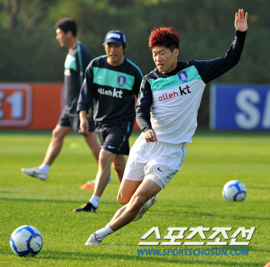 
	���������� 2010.10.07

ĸƾ �������� �ؿ��� ù�� �Ʒÿ��������� ������ ���Ѻ��� ��� �н̰����� �ϰ� �ִ�. ���� 12�� �������� �յΰ� �����౸Ʈ���̴׼��Ϳ��� �ؿ��� 9���� ���� �����Ǿ� ù �Ʒ��� �ߴ�. 

����NFC=������ ���� young@sportschosun


