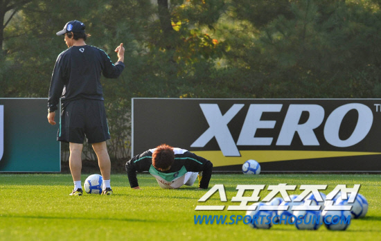 
	���������� 2010.10.07

��ǥ�� �Ϳ����� �⼺���� �̴ϰ��� �� ��Ģ�� ���������� �������κ��� ������ �ް� �ִ�. ���� 12�� �������� �յΰ� �����౸Ʈ���̴׼��Ϳ��� �ؿ��� 9���� ���� �����Ǿ� ù �Ʒ��� �ߴ�. 

����NFC=������ ���� young@sportschosun


