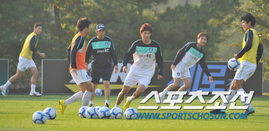 
	���������� 2010.10.07

����ö(����)�� �⼺���� ������ ������ ���Ѻ��� ��� �̴� ���ӿ��� �������� ���̰� �ִ�. ���� 12�� �������� �յΰ� �����౸Ʈ���̴׼��Ϳ��� �ؿ��� 9���� ���� �����Ǿ� ù �Ʒ��� �ߴ�. 

����NFC=������ ���� young@sportschosun


