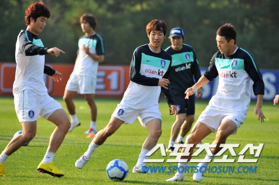 
	���������� 2010.10.07. 

���� 12�� �������� �յΰ� �����౸Ʈ���̴׼��Ϳ��� �ؿ��� 9���� ���� �����Ǿ� ù �Ʒ��� �ߴ�. ������ �⼺��, ������, �������� �н̰����� �ϸ� ���� Ǯ���ִ�.

����NFC=������ ���� young@sportschosun


