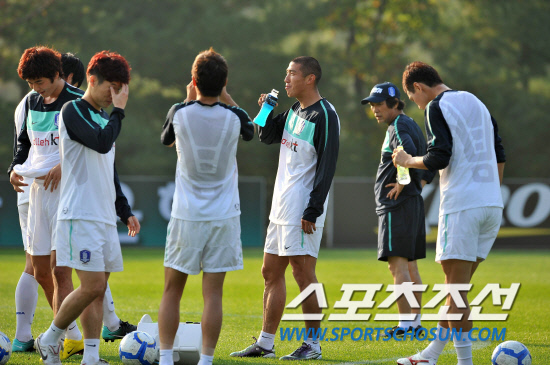 
	���������� 2010.10.07

�౸��ǥ�� �ؿ��ĵ��� ������ �޽��� �ϸ� ������� ���ð� �ִ�. ���� 12�� �������� �յΰ� �����౸Ʈ���̴׼��Ϳ��� �ؿ��� 9���� ���� �����Ǿ� ù �Ʒ��� �ߴ�. 

����NFC=������ ���� young@sportschosun


