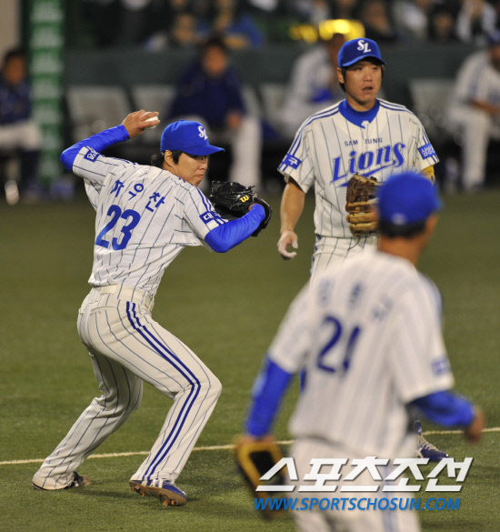 
	2010�� 10�� 7��

7�� �뱸���� ���� �λ�� �Ｚ�� �÷��̿��� 1�������� 5ȸ�� ���� 1,2�缭 �λ� ������� �����Ʈ�� ���� ���� �������� ��� �۱��ϰ� �ִ�. ������� 1�翡�� �������Ǿ� ���� ������ ���⿡ ���� �Ｚ�� �������� ��ü�ϰ� �Ǿ���.

�뱸= ���� ���� kyungmin@sportschosun.com


