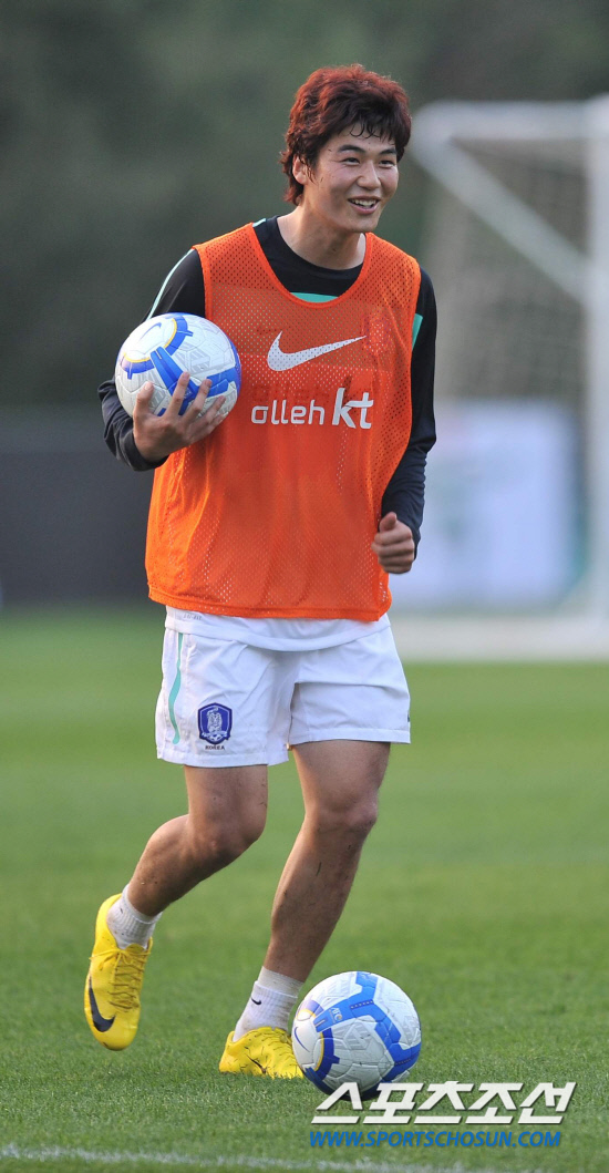 
	���������� 2010.10.07

�⼺���� ����NFC���� ù �Ʒ��� �������� ȯ�ϰ� ���� �ִ�. ���� 12�� �������� �յΰ� 7�� �����౸Ʈ���̴׼��Ϳ��� �ؿ��� 9���� ���� �����Ǿ� ù �Ʒ��� �ߴ�. 

����NFC=������ ���� young@sportschosun


