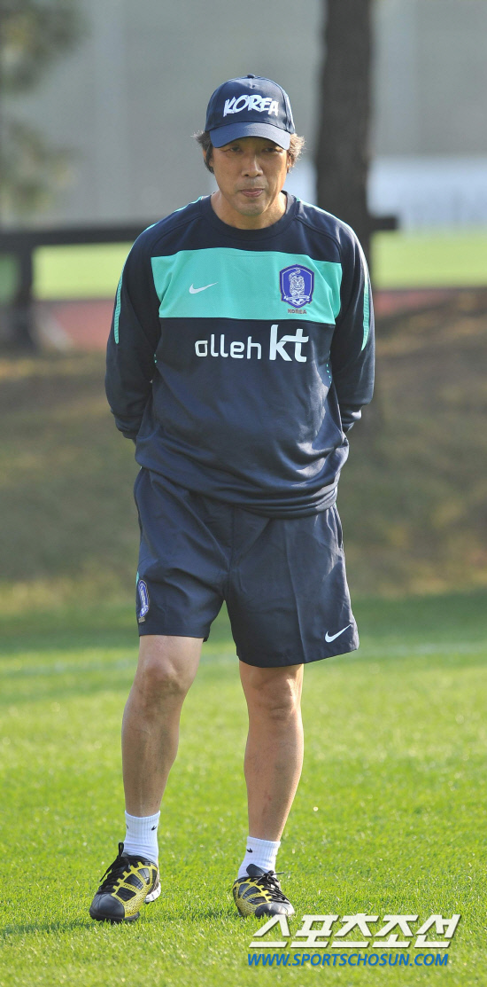 
	���������� 2010.10.07

������ ������ �ؿ��� �������� ù�Ʒ��� ���Ѻ��� �ִ�.. ���� 12�� �������� �յΰ� 7�� �����౸Ʈ���̴׼��Ϳ��� �ؿ��İ� ���� �����Ǿ� ù �Ʒ��� �ߴ�. 

����NFC=������ ���� young@sportschosun


