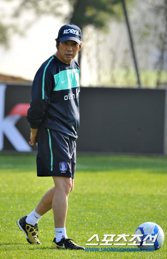 
	���������� 2010.10.07

������ ������ �ؿ��� 9���� ù �Ʒÿ��� �������� �����ϰ� �ִ�. ���� 12�� �������� �յΰ� 7�� �����౸Ʈ���̴׼��Ϳ��� �ؿ��İ� ���� �����Ǿ� ù �Ʒ��� �ߴ�. 

����NFC=������ ���� young@sportschosun


