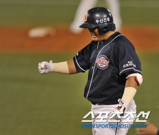 
	2010�� 10�� 7��

7�� �뱸���� ���� �λ�� �Ｚ�� �÷��̿��� 1�������� 5ȸ�� 2Ÿ�� ����Ÿ�� �Ͷ߸� �λ� ���ؼ��� 1�缭 ȯȣ�ϰ� �ִ�.

�뱸= ���� ���� kyungmin@sportschosun.com


