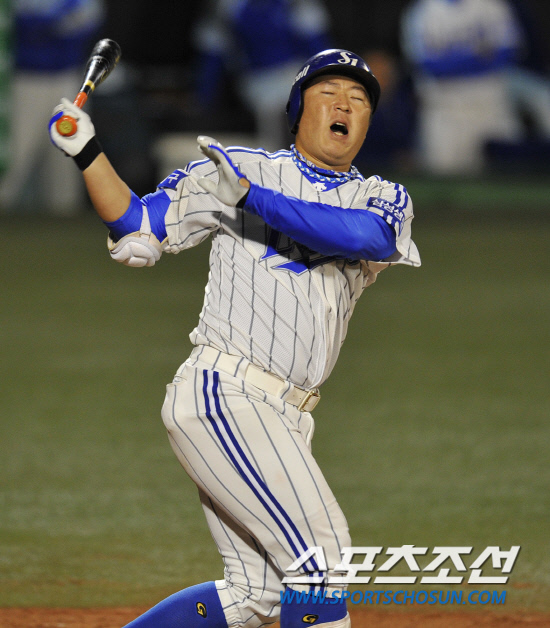 
	2010�� 10�� 7��

7�� �뱸���� ���� �λ�� �Ｚ�� �÷��̿��� 1�������� 6ȸ�� ����Ÿ�ڷ� ���� �Ｚ �����찡 �꽺���� �ϰ� �ִ�.

�뱸= ���� ���� kyungmin@sportschosun.com


