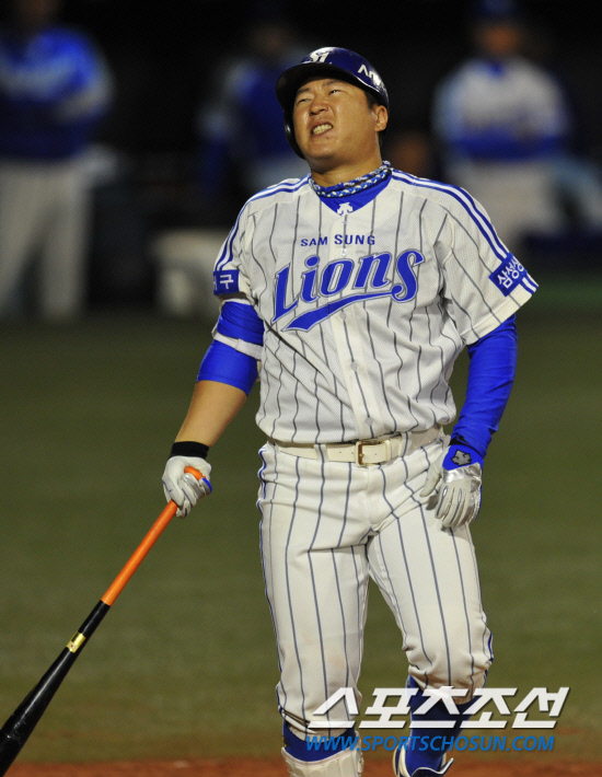 
	2010�� 10�� 7��

7�� �뱸���� ���� �λ�� �Ｚ�� �÷��̿��� 1�������� 6ȸ�� ����Ÿ�ڷ� ���� �Ｚ �����찡 �꽺���� �ϰ� �ִ�.

�뱸= ���� ���� kyungmin@sportschosun.com


