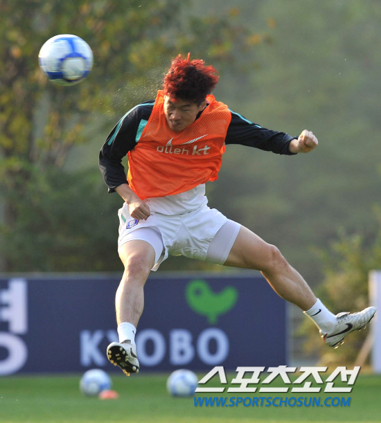 
	���������� 2010.10.07

ĸƾ �������� ����NFC ù �Ʒÿ��� ���� ������ ������� �ϰ� �ִ�. ���� 12�� �������� �յΰ� �����౸Ʈ���̴׼��Ϳ��� �ؿ��� 9���� ���� �����Ǿ� ù �Ʒ��� �ߴ�. 

����NFC=������ ���� young@sportschosun


