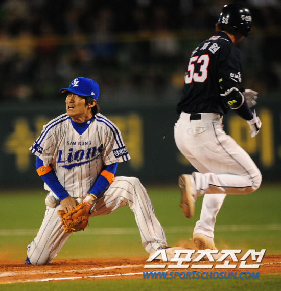 
	2010,10,07

PO1���� �Ｚ-�λ�

�뱸���忡�� ������ PO1�������� �λ� ������� ���� ���� �̿��� ��Ÿ�� �������.

������� 5ȸ�� ���� 2�翡�� ������ ��Ʈ�� �õ��� �� 1�縦 ���� ���������ߴ�. �Ｚ 2��� �Ÿ�ö�� �绡�� 1����� ������ �۱��� ���� ��ģ ���ٰ� ������� �̹� �������� �Ĵ�. 

�뱸=����������basser@sportschosun.com


