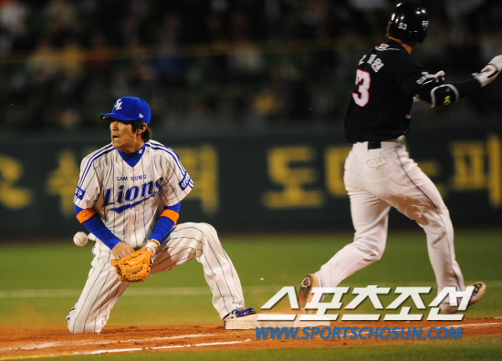 
	2010,10,07

PO1���� �Ｚ-�λ�

�뱸���忡�� ������ PO1�������� �λ� ������� ���� ���� �̿��� ��Ÿ�� �������.

������� 5ȸ�� ���� 2�翡�� ������ ��Ʈ�� �õ��� �� 1�縦 ���� ���������ߴ�. �Ｚ 2��� �Ÿ�ö�� �绡�� 1����� ������ �۱��� ���� ��ģ ���ٰ� ������� �̹� �������� �Ĵ�. 

�뱸=����������basser@sportschosun.com


