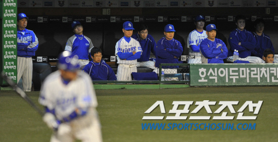 
	2010�� 10�� 7��

7�� �뱸���� ���� �λ�� �Ｚ�� �÷��̿��� 1�������� �Ｚ ���ƿ��� ������ ���� �� ��Ī ������ ���������� ������ ���Ѻ��� �ִ�.

�뱸= ���� ���� kyungmin@sportschosun.com


