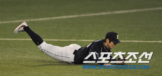 
	2010�� 10�� 7��

7�� �뱸���� ���� �λ�� �Ｚ�� �÷��̿��� 1�������� 7ȸ�� �Ｚ �������� Ÿ���� ���� 3��� �̿����� 2�翡 �۱������� ���ڰ� �������Ǿ���.

�뱸= ���� ���� kyungmin@sportschosun.com


