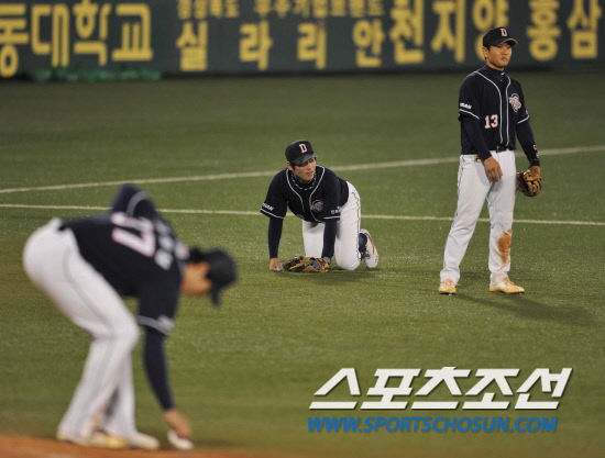 
	2010�� 10�� 7��

7�� �뱸���� ���� �λ�� �Ｚ�� �÷��̿��� 1�������� 7ȸ�� �Ｚ �������� Ÿ���� ���� 3��� �̿����� 2�翡 �۱������� ���ڰ� �������Ǿ���.

�뱸= ���� ���� kyungmin@sportschosun.com


