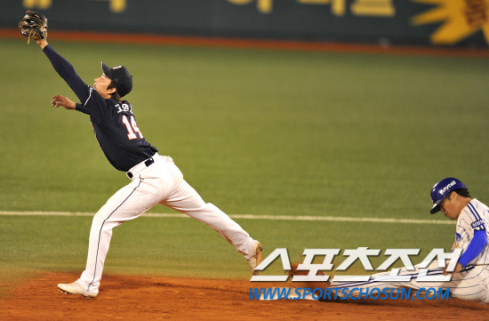 
	2010.10.7/

2010���ξ߱� PO 1���� �Ｚ���̿���-�λ꺣� ��Ⱑ 7�� �뱸�ùο�忡�� ���ȴ�. 7ȸ�� 1�� 1�� �������� 3���� ������ Ÿ���� 1������ �����̰� 2�翡�� �������ǰ� �ִ�.

�뱸=��������� songs@sportschosun.com


