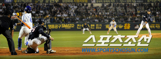 
	2010,10,07

PO1���� �Ｚ-�λ�

�뱸���忡�� ������ �λ���� PO1�������� �Ｚ 4��Ÿ�� �ڼ����� ������ȸ�� ���� �̸����� ���ߴ�.

�ڼ����� 7ȸ�� 2�� 1,2���� ������ȸ���� Ÿ���� ������ �λ� ��â���� ������ ���� �꽺�� �������� �������� ���Ҵ�.

�뱸=����������basser@sportschosun.com


