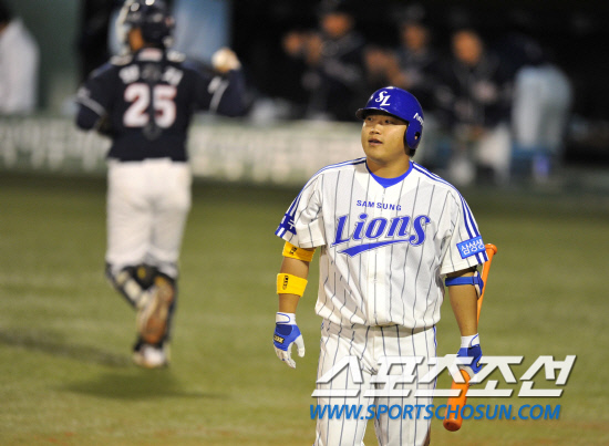 
	2010.10.7/

2010���ξ߱� PO 1���� �Ｚ���̿���-�λ꺣� ��Ⱑ 7�� �뱸�ùο�忡�� ���ȴ�. 7ȸ�� 2�� 1,2�翡�� �Ｚ �ڼ����� ������ ���ϰ� �ִ�.

�뱸=��������� songs@sportschosun.com


