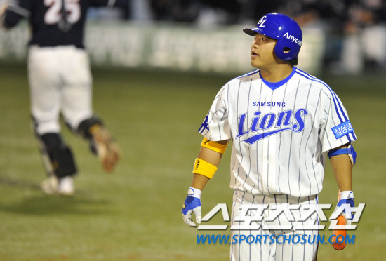 
	2010.10.7/

2010���ξ߱� PO 1���� �Ｚ���̿���-�λ꺣� ��Ⱑ 7�� �뱸�ùο�忡�� ���ȴ�. 7ȸ�� 2�� 1,2�翡�� �Ｚ �ڼ����� ������ ���ϰ� �ִ�.

�뱸=��������� songs@sportschosun.com


