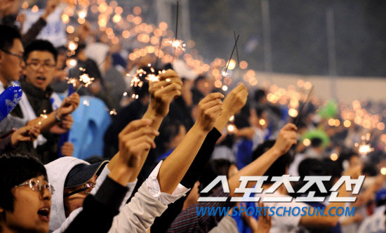 
	2010.10.7/

2010���ξ߱� PO 1���� �Ｚ���̿���-�λ꺣� ��Ⱑ 7�� �뱸�ùο�忡�� ���ȴ�. �Ҳ� ���� ��ġ�� �Ｚ �ҵ�.

�뱸=��������� songs@sportschosun.com


