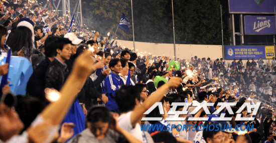 
	2010.10.7/

2010���ξ߱� PO 1���� �Ｚ���̿���-�λ꺣� ��Ⱑ 7�� �뱸�ùο�忡�� ���ȴ�. �Ҳ� ���� ��ġ�� �Ｚ �ҵ�.

�뱸=��������� songs@sportschosun.com


