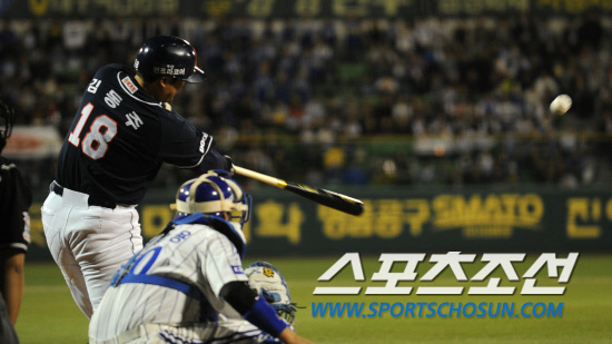 
	2010,10,07

PO1���� �Ｚ-�λ�

�뱸���忡�� ������ �λ���� PO1�������� �λ� �θ�� �赿�ְ� 2�� ����Ȩ���� �� �� �̸����� �ߴ�.

�赿�ִ� 2-0���� ������ �ִ� 4ȸ�� ���� 1�翡�� �Ｚ ���� �������� ������ 2��Ȩ���� �̾Ƴ´�.

�뱸=����������basser@sportschosun.com


