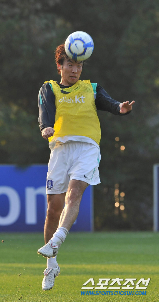 
	���������� 2010.10.07

��ǥ�� �������� �ؿ��� ù �Ʒÿ��� ������� ������ �ִ�. ���� 12�� �������� �յΰ� �����౸Ʈ���̴׼��Ϳ��� �ؿ��� 9���� ���� �����Ǿ� ù �Ʒ��� �ߴ�. 

����NFC=������ ���� young@sportschosun


