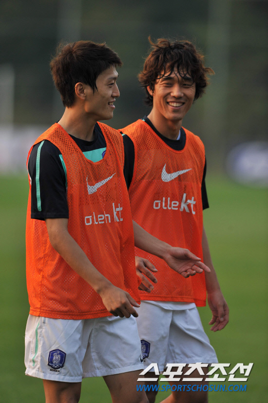 
	���������� 2010.10.07.  ��û��(����)�� ���ֿ��� ù�Ʒ��� ��ģ�� ��ſ� ǥ������ �׶��带 �ɾ���� �ִ�. ���� 12�� �������� �յΰ� �����౸Ʈ���̴׼��Ϳ��� �ؿ��� 9���� ���� �����Ǿ� ù �Ʒ��� �ߴ�. 

����NFC=������ ���� young@sportschosun


