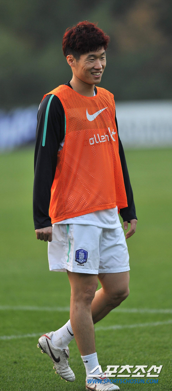 
	���������� 2010.10.07.  ��ǥ�� ĸƾ �������� ù �Ʒ��� ��ģ �� ��ſ� ǥ������ �׶��带 ���������� �ִ�. ���� 12�� �������� �յΰ� �����౸Ʈ���̴׼��Ϳ��� �ؿ��� 9���� ���� �����Ǿ� ù �Ʒ��� �ߴ�. 

����NFC=������ ���� young@sportschosun


