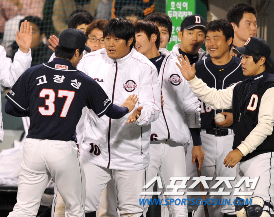 
	2010.10.7/

2010���ξ߱� PO 1���� �Ｚ���̿���-�λ꺣� ��Ⱑ 7�� �뱸�ùο�忡�� ���ȴ�.���� ���� ������ ��ģ ��â���� 8ȸ ��ü�Ǹ� ������� ȯ���� �ް� �ִ�. 

�뱸=��������� songs@sportschosun.com


