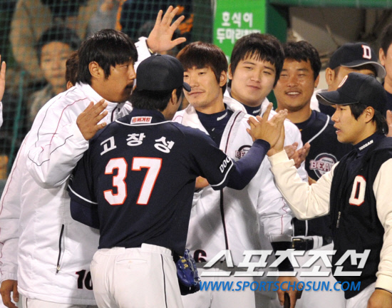 
	2010.10.7/

2010���ξ߱� PO 1���� �Ｚ���̿���-�λ꺣� ��Ⱑ 7�� �뱸�ùο�忡�� ���ȴ�.���� ���� ������ ��ģ ��â���� 8ȸ ��ü�Ǹ� ������� ȯ���� �ް� �ִ�. 

�뱸=��������� songs@sportschosun.com


