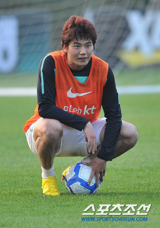 
	���������� 2010.10.07.  ��ǥ�� �Ϳ����� �⼺���� ù�Ʒ��� ��ģ �� ���� ǥ������ �׶��忡 �ɾ� �ִ�. ���� 12�� �������� �յΰ� �����౸Ʈ���̴׼��Ϳ��� �ؿ��� 9���� ���� �����Ǿ� ù �Ʒ��� �ߴ�. 

����NFC=������ ���� young@sportschosun


