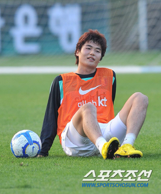 
	���������� 2010.10.07.  ��ǥ�� �Ϳ����� �⼺���� ù�Ʒ��� ��ģ �� ���� ǥ������ �׶��忡 �ɾ� �ִ�. ���� 12�� �������� �յΰ� �����౸Ʈ���̴׼��Ϳ��� �ؿ��� 9���� ���� �����Ǿ� ù �Ʒ��� �ߴ�. 

����NFC=������ ���� young@sportschosun


