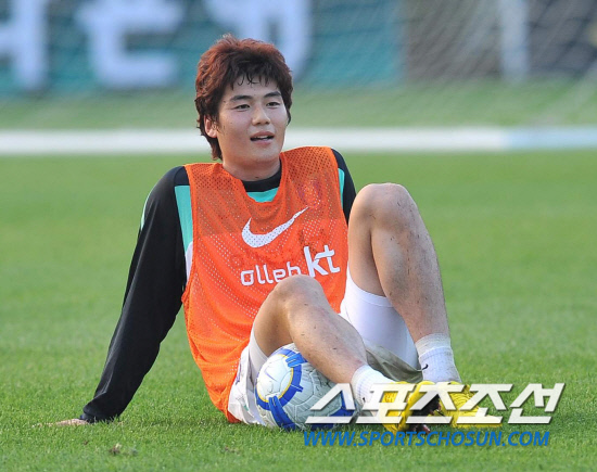 
	���������� 2010.10.07.  ��ǥ�� �Ϳ����� �⼺���� ù�Ʒ��� ��ģ �� ���� ǥ������ �׶��忡 �ɾ� �ִ�. ���� 12�� �������� �յΰ� �����౸Ʈ���̴׼��Ϳ��� �ؿ��� 9���� ���� �����Ǿ� ù �Ʒ��� �ߴ�. 

����NFC=������ ���� young@sportschosun


