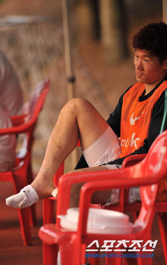 
	���������� 2010.10.07.  ��ǥ�� ĸƾ �������� ù �Ʒ��� ��ģ �� �߿� ������ �й��Ľ��� ����� �ִ�. ���� 12�� �������� �յΰ� �����౸Ʈ���̴׼��Ϳ��� �ؿ��� 9���� ���� �����Ǿ� ù �Ʒ��� �ߴ�. 

����NFC=������ ���� young@sportschosun


