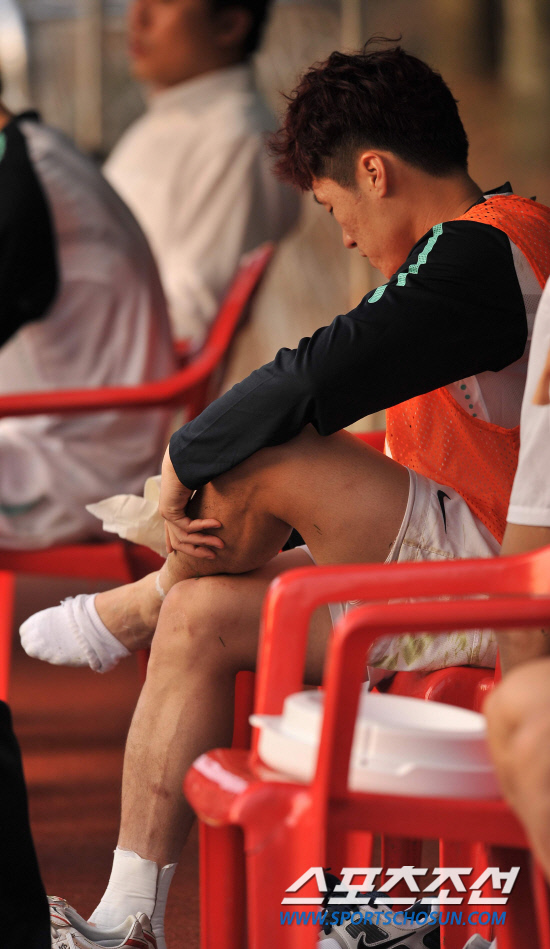 
	���������� 2010.10.07.  ��ǥ�� ĸƾ �������� ù �Ʒ��� ��ģ �� �߿� ������ �й��Ľ��� ����� �ִ�. ���� 12�� �������� �յΰ� �����౸Ʈ���̴׼��Ϳ��� �ؿ��� 9���� ���� �����Ǿ� ù �Ʒ��� �ߴ�. 

����NFC=������ ���� young@sportschosun


