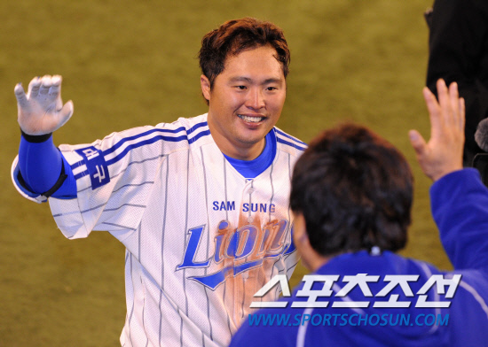 
	2010.10.7/

2010���ξ߱� PO 1���� �Ｚ���̿���-�λ꺣� ��Ⱑ 7�� �뱸�ùο�忡�� ���ȴ�. 8�� 2�� 1,2�翡�� �Ｚ �����̰� ���� 3�� Ȩ���� ġ�� ���ƿ����� ȯȣ�ϰ� �ִ�. 

�뱸=��������� songs@sportschosun.com


