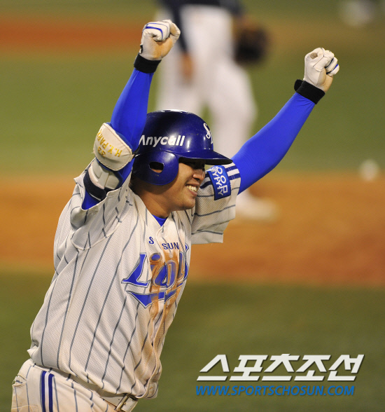 
	2010�� 10�� 7��

7�� �뱸���� ���� �λ�� �Ｚ�� �÷��̿��� 1�������� 8ȸ�� ���� 3��Ȩ���� ģ �Ｚ �����̰� ȯȣ�ϸ� 1��� �پ���� �ִ�.

�뱸= ���� ���� kyungmin@sportschosun.com


