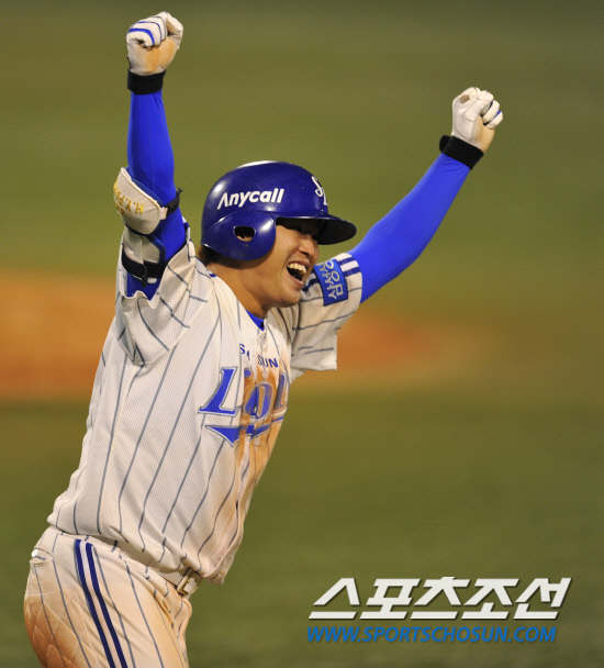 
	2010�� 10�� 7��

7�� �뱸���� ���� �λ�� �Ｚ�� �÷��̿��� 1�������� 8ȸ�� ���� 3��Ȩ���� ģ �Ｚ �����̰� ȯȣ�ϸ� 1��� �پ���� �ִ�.

�뱸= ���� ���� kyungmin@sportschosun.com


