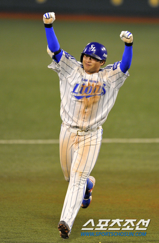 
	2010.10.7/

2010���ξ߱� PO 1���� �Ｚ���̿���-�λ꺣� ��Ⱑ 7�� �뱸�ùο�忡�� ���ȴ�. 8�� 2�� 1,2�翡�� �Ｚ �����̰� ���� 3�� Ȩ���� ġ�� ȯȣ�ϸ� �׶��带 ���� �ִ�.

�뱸=��������� songs@sportschosun.com


