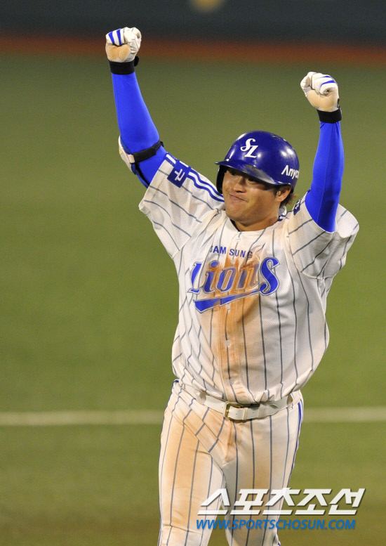 
	2010.10.7/

2010���ξ߱� PO 1���� �Ｚ���̿���-�λ꺣� ��Ⱑ 7�� �뱸�ùο�忡�� ���ȴ�. 8�� 2�� 1,2�翡�� �Ｚ �����̰� ���� 3�� Ȩ���� ġ�� ȯȣ�ϸ� �׶��带 ���� �ִ�.

�뱸=��������� songs@sportschosun.com


