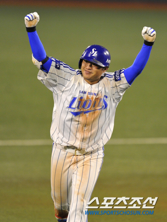 
	2010.10.7/

2010���ξ߱� PO 1���� �Ｚ���̿���-�λ꺣� ��Ⱑ 7�� �뱸�ùο�忡�� ���ȴ�. 8�� 2�� 1,2�翡�� �Ｚ �����̰� ���� 3�� Ȩ���� ġ�� ȯȣ�ϸ� �׶��带 ���� �ִ�.

�뱸=��������� songs@sportschosun.com


