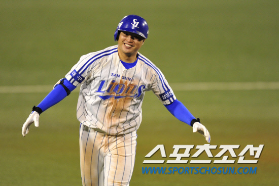 
	2010.10.7/

2010���ξ߱� PO 1���� �Ｚ���̿���-�λ꺣� ��Ⱑ 7�� �뱸�ùο�忡�� ���ȴ�. 8�� 2�� 1,2�翡�� �Ｚ �����̰� ���� 3�� Ȩ���� ġ�� ȯȣ�ϸ� �׶��带 ���� �ִ�.

�뱸=��������� songs@sportschosun.com


